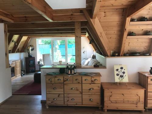 AhrensbergMatilda I-die außergewöhnliche Finnhütte的一间带木制天花板和木制梳妆台的厨房