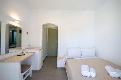 阿波罗尼亚Hotel Galini Sifnos的小房间设有一张床和一间浴室