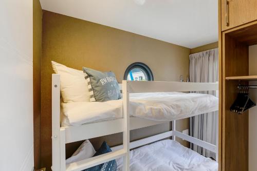 赫劳Luxe Houseboat Skoft的一间卧室配有两张双层床。