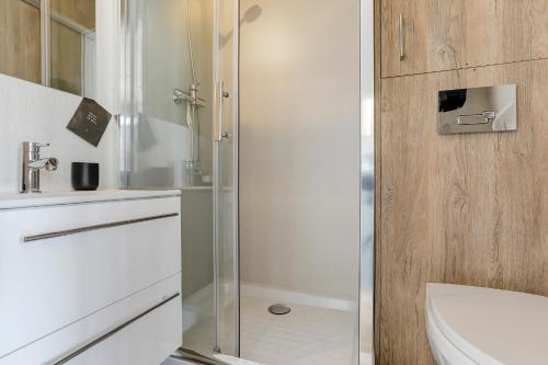 赫劳Luxe Houseboat Skoft的带淋浴、卫生间和盥洗盆的浴室