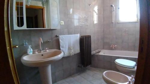 曼杜里亚Casa Maria的浴室配有盥洗盆、卫生间和浴缸。
