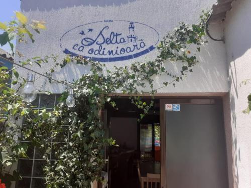 苏利纳Delta ca Odinioara的带有餐厅标志的建筑
