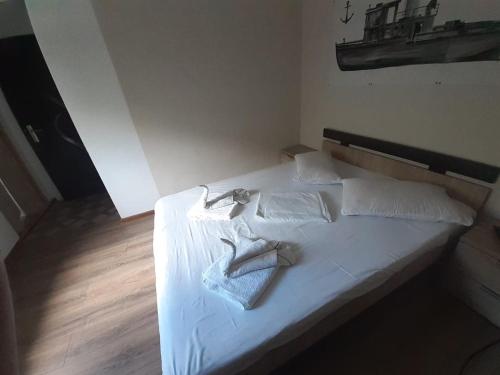 苏利纳Delta ca Odinioara的一张带白色床单和毛巾的床