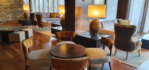 安旱斯达塞拉H2hte议会理疗SPA酒店的一间带椅子、桌子和沙发的房间