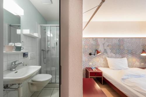 索洛图恩Bären Self Check-in Hotel的一间带水槽和淋浴的浴室