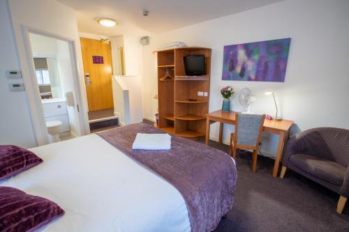 索利赫尔Redwings Lodge Solihull的酒店客房配有一张床和一张带电脑的书桌