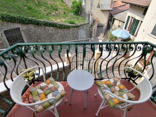 布鲁纳特Via Funicolare的阳台配有2把椅子和桌子