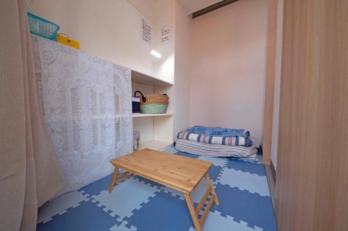 KoshigayaTaro's Hostel Minami Koshigaya的小房间设有桌子和床