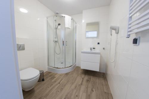 奥古斯图Pokoje - MARINA BORKI的带淋浴和卫生间的白色浴室