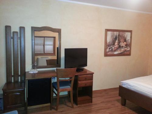 ČrničeArkade turizem的一间卧室配有一张桌子、一台电脑和镜子
