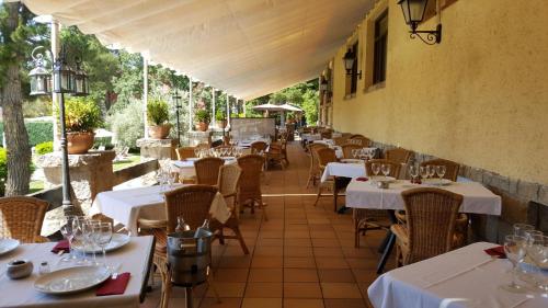 Hotel Rural Spa & Wellness Hacienda Los Robles餐厅或其他用餐的地方