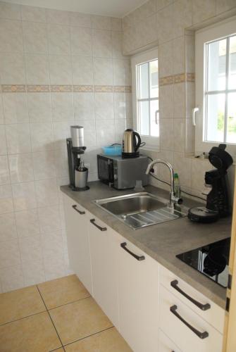 布兰肯海姆Ferienwohnung Pfeil的厨房配有水槽和台面