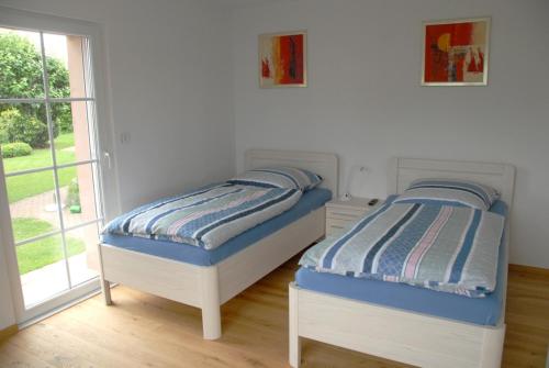 布兰肯海姆Ferienwohnung Pfeil的带窗户的客房内设有两张单人床。