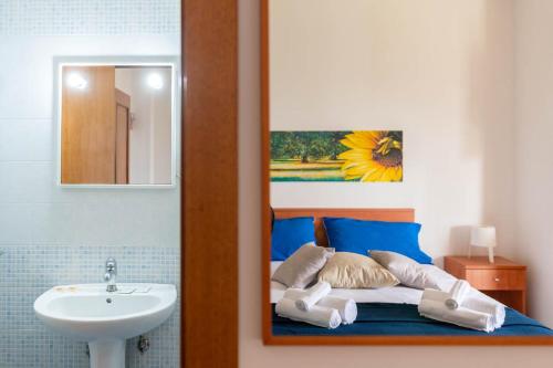奥特朗托卡托纳酒店的浴室设有一张带水槽和镜子的床