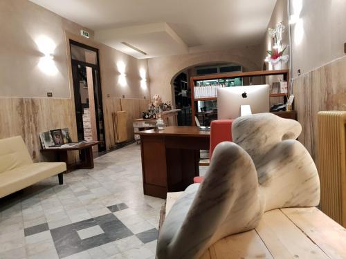 彼得拉桑塔Art Hotel Pietrasanta的带沙发和书桌的客厅