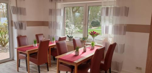 甘德尔克塞Gästehaus Strudthoff的一间带桌椅和窗户的用餐室