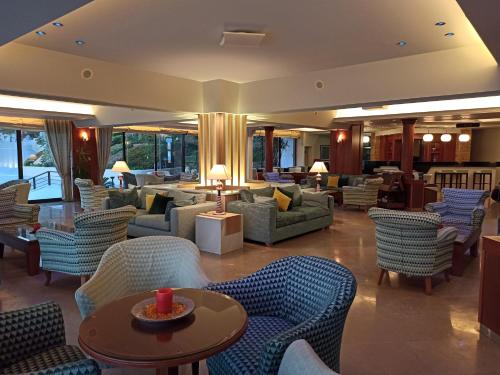 托隆国王米诺斯酒店 的大堂配有沙发和桌椅