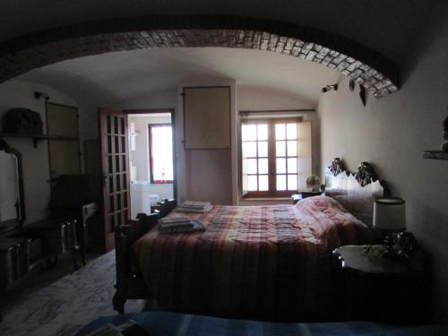阿斯蒂La Terrazza的一间卧室设有一张大床和一个窗户。