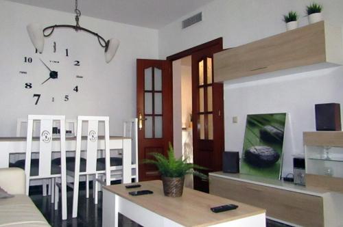 普里埃格·德·科尔多巴La Casa de Maribel的厨房以及带墙上时钟的用餐室。