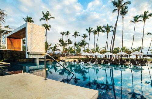 蓬塔卡纳Secrets Royal Beach Punta Cana - Adults Only - All Inclusive的棕榈树度假村的游泳池景