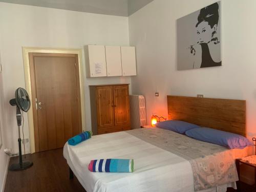 威尼斯阿尔奇的旅馆的一间卧室配有一张大床和木制床头板