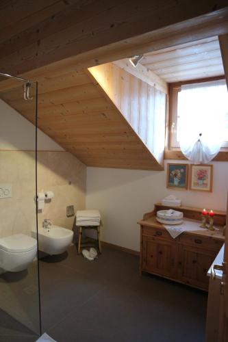 菲耶梅堡里兹住宿加早餐旅馆的浴室配有盥洗盆、卫生间和盥洗盆。