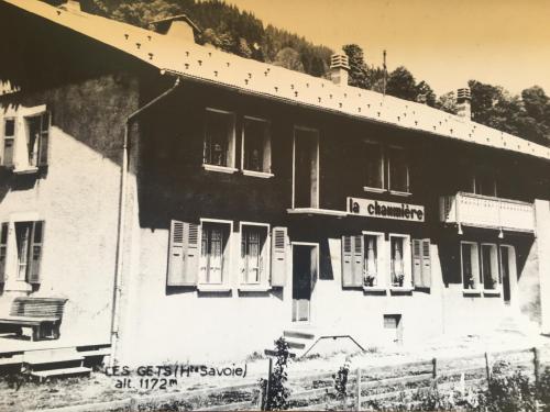 莱热Résidence La Chaumière的一张旧黑白相间的建筑照片