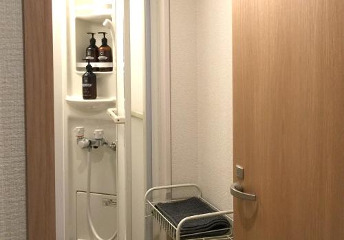 和歌山歌山县2号筑地旅馆的通往带冰箱的小浴室的门