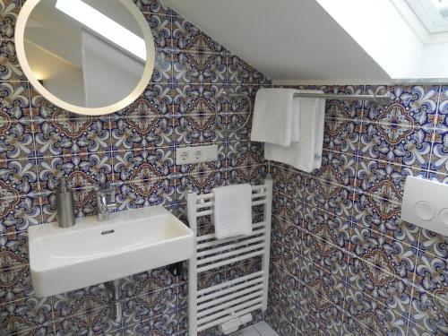 巴林根Milchhaus Zimmer - Tiny House的一间带水槽和镜子的浴室