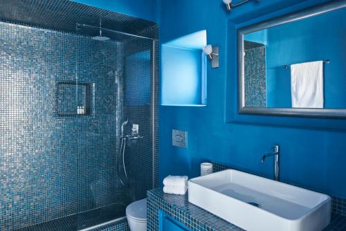 VourvoúlosVilla Rodakes的蓝色的浴室设有水槽和淋浴