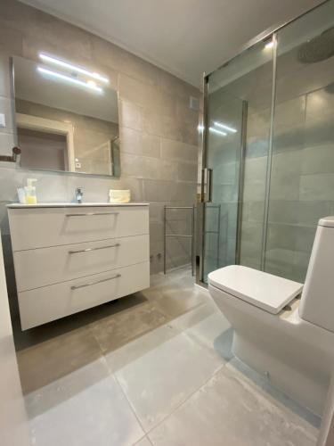 特罗亚Soltroia Housefeelings的一间带水槽、卫生间和淋浴的浴室