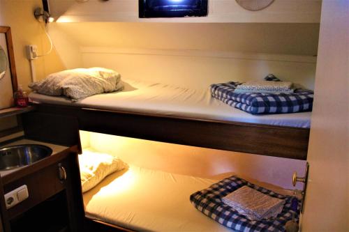 阿姆斯特丹阿凡提号客轮酒店的带水槽的客房内的两张双层床