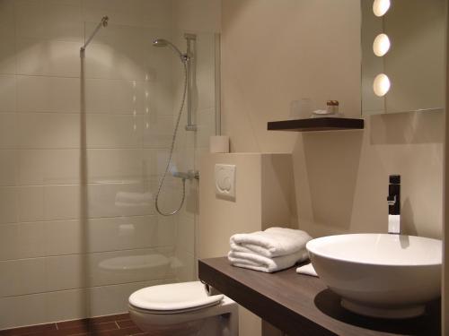 Poppel米克帕伯酒店的一间带水槽、卫生间和淋浴的浴室