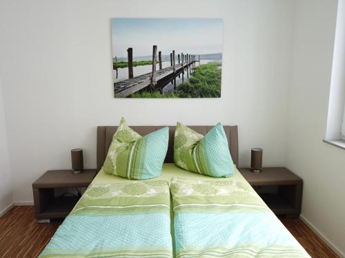 大雷申Ferienwohnung Seenland的一张带枕头的床和一张码头的照片