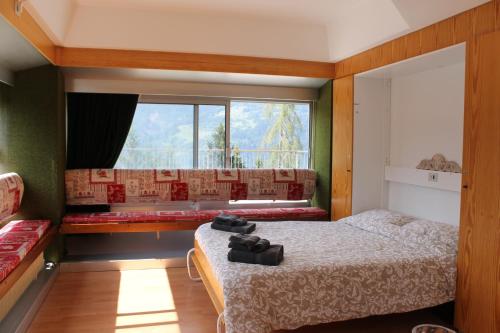 马里尔伊瓦IL Gatto delle Nevi的一间卧室设有一张床和一个大窗户