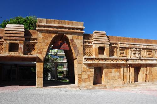 普拉亚卡门思安卡安酒店的中间有拱门的砖砌建筑