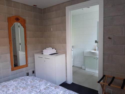 基督城City Apartment的一间卧室配有床、镜子和水槽