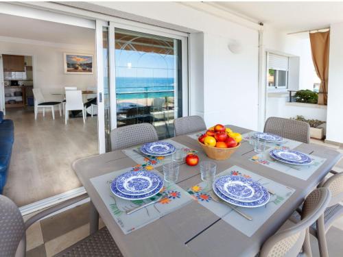 罗列特海岸Apartment Fenals Beach by Interhome的用餐室配有带一碗水果的桌子