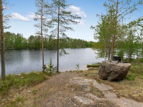 HankamäkiHoliday Home Kierinniemi by Interhome的湖上坐着小船