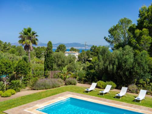 卡拉布拉瓦Villa Son Granada by Interhome的花园内的游泳池旁设有躺椅