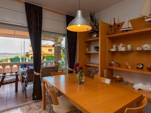 卡拉费尔Holiday Home Oasis by Interhome的享有美景的用餐室配有木桌