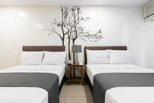 马卡蒂阿蒂米斯广场酒店客房内的一张或多张床位