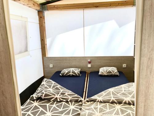 豪华露营地帐篷|洛希尼岛|坎普曲喀特客房内的一张或多张床位