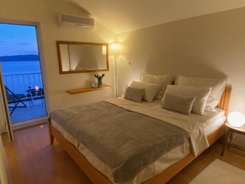 Werz Sea View Apartment客房内的一张或多张床位