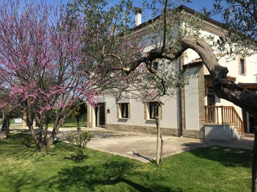 LarinoAz. Agr. Parco dei Buoi的前面有树木的白色房子