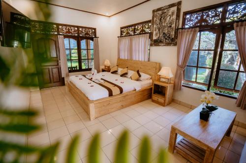 乌布Rahayu Guest House Ubud的卧室享有空中景致,设有1张床和窗户。