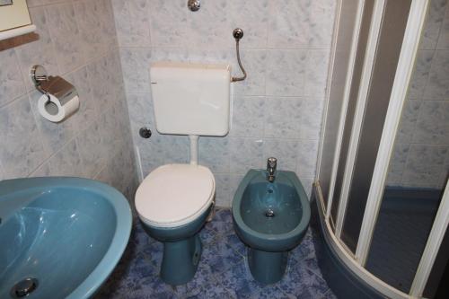 班约勒Apartment Ljubica的浴室配有卫生间、盥洗盆和浴缸。