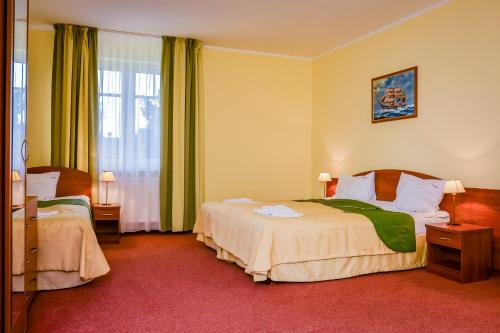 德兹维济诺西尔维亚民宿的酒店客房设有两张床和窗户。