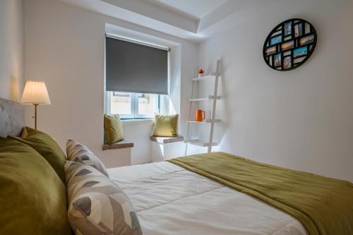 里斯本阿尔法马顶峰公寓的一间卧室设有一张床和一个大窗户