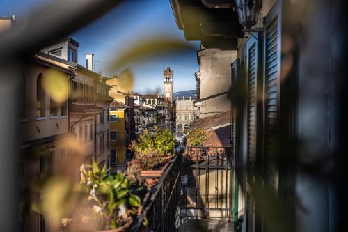 维罗纳Relais Balcone di Giulietta的市景阳台,设有钟楼